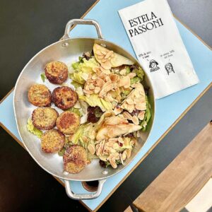 Bolinho assado de grão de bico e batata doce com salada vegana