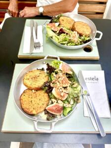 burger de mandioquinha com salada (vegan)
