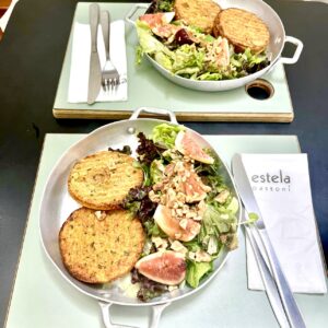 burger de mandioquinha com salada (vegan)