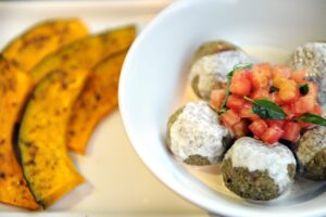 Bolinho de brócolis com lentilha e amêndoas