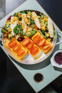 Polenta grelhada com mix de folhas verdes (vegana)