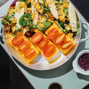 Polenta grelhada com mix de folhas verdes (vegana)