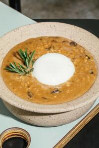 Risotto de cogumelo com ovo pochê