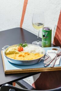 bobó de camarão sustentável, sem hormônio, com arroz agulhinha e farofa
