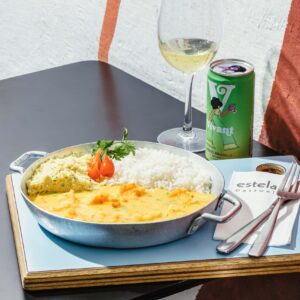 bobó de camarão sustentável, sem hormônio, com arroz agulhinha e farofa