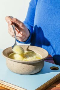 Sopa de couve flor com maçã, curry e açafrão