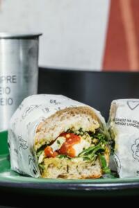 Panini de mozzarella de búfala com pesto de manjericão