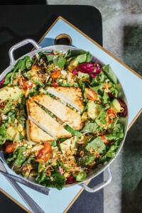 Saladona com abacate com tofu