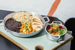 Arroz integral, feijão preto orgânico, frango korin grelhado, cenoura e abobrinha salteados mini saladinha de folhas e tomatinho cereja (gluten & lactose free)