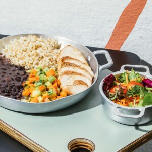Arroz integral, feijão preto orgânico, frango korin grelhado, cenoura e abobrinha salteados mini saladinha de folhas e tomatinho cereja (gluten & lactose free)