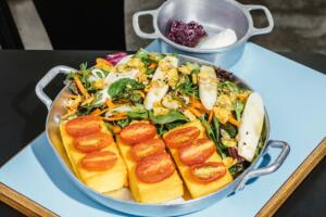 Polenta grelhada com mix de folhas verdes