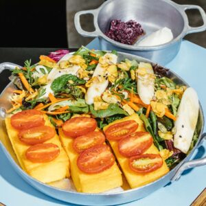 Polenta grelhada com mix de folhas verdes