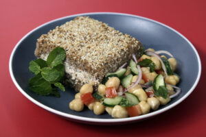 Quibe de berinjela com quinoa recheado de tofu defumado com salada de grão de bico
