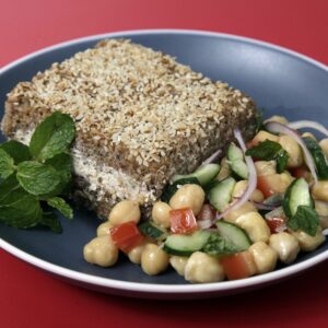 Quibe de berinjela com quinoa recheado de tofu defumado com salada de grão de bico