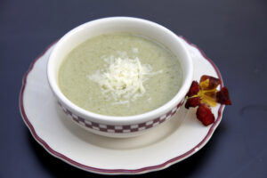 Sopa de brócolis servida com parmesão ralado