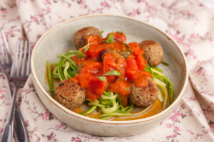 Spaghetti de abobrinha com almôndegas de cogumelos (vegano)