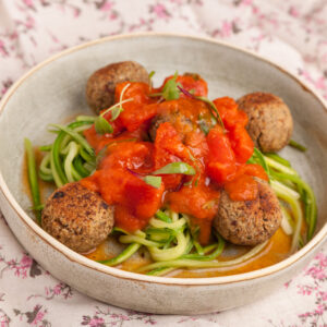 Spaghetti de abobrinha com almôndegas de cogumelos (vegano)