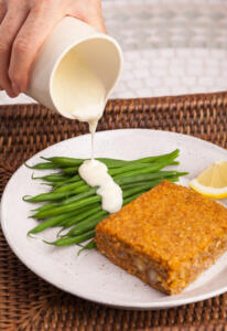 Quibe vegetariano de trigo branco recheado com abóbora acompanhado de vagem francesa e iogurte e limão siciliano