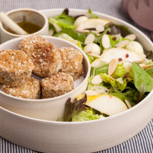 Bolinho assado de grão de bico e batata doce com salada