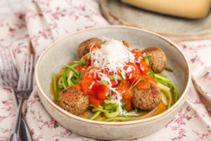 Spaghetti de abobrinha com almôndegas vegetarianas de cogumelos
