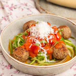 Spaghetti de abobrinha com almôndegas vegetarianas de cogumelos