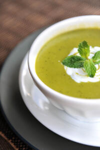Sopa de ervilha fresca com hortelã servida com iogurte