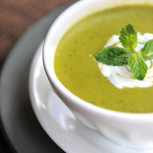 Sopa de ervilha fresca com hortelã servida com iogurte