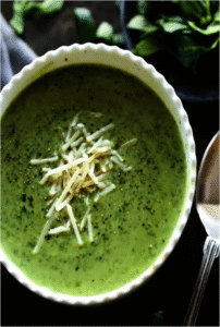 Sopa de mandioca com espinafre servida com parmesão ralado