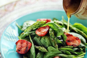 Burger de berinjela com salada com aspargos e morangos grelhados