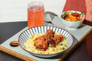 Sobrecoxa Korin desossada com mel, shoyu e gengibre e couscous marroquino