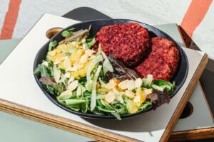 Burger de beterraba com salada vegana