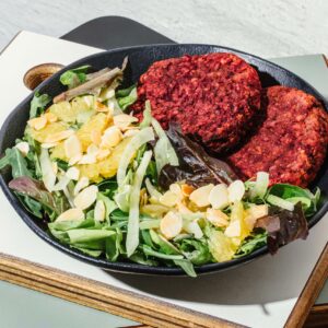 Burger de beterraba com salada vegana