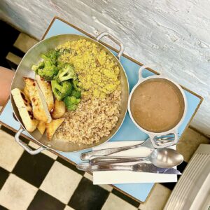 arroz integral, feijão carioca orgânico, Tofu grelhado , farofa e brócolis no vapor