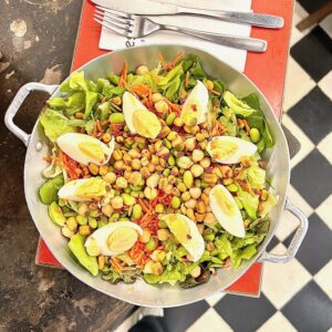 Saladona com edamame e ovo cozido