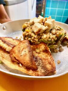 Tilápia sem hormônio grelhada com salada de cevadinha, abobrinha e TOFU orgânico grelhados, damasco e amêndoas