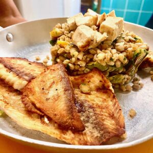 Tilápia sem hormônio grelhada com salada de cevadinha, abobrinha e TOFU orgânico grelhados, damasco e amêndoas