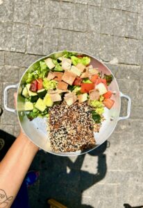Quibe vegetariano de verduras e ricota com salada fattoush