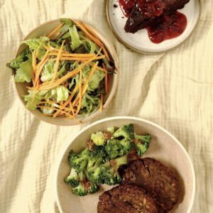 burger de lentilha, cogumelo e nozes com salada de brócolis e salada de folhas