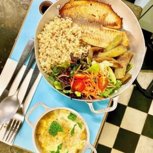arroz integral, grão de bico com tahine, tilápia sem hormônio grelhada, chuchu assado com alho e cominho acompanha uma mini saladinha de folhas e tomatinho cereja