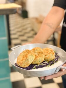 croquete assado de ervilha com hortelã