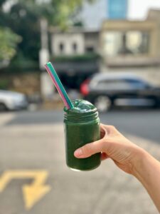 Smoothie Graviola, Banana, Hortelã, Gengibre, Spirulina da MAD , Mel e Leite de aveia nude