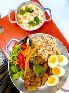 arroz integral, grão de bico com tahine, OVO COZIDO, chuchu assado com alho e cominho acompanha uma mini saladinha de folhas e tomatinho cereja