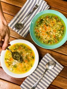 Sopa Minestrone acompanha pesto de manjericão