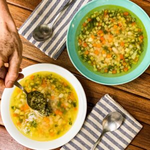 Sopa Minestrone acompanha pesto de manjericão