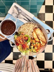 Arroz integral, feijão preto orgânico, tilápia orgânica grelhada, cenoura e abobrinha salteados mini saladinha de folhas e tomatinho cereja