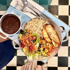 Arroz integral, feijão preto orgânico, tilápia orgânica grelhada, cenoura e abobrinha salteados mini saladinha de folhas e tomatinho cereja
