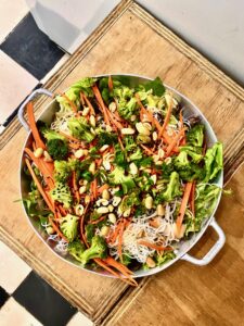 Saladona oriental com frango