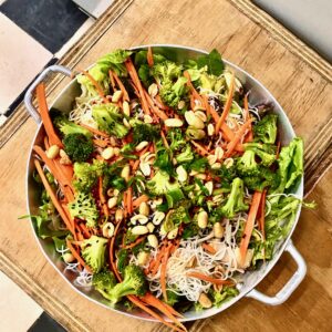 Saladona oriental com frango