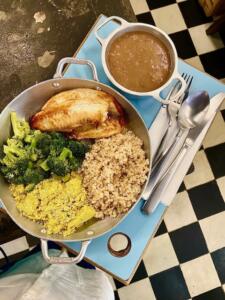 arroz integral, feijão carioca orgânico, tilápia orgânico grelhada , farofa e brócolis no vapor