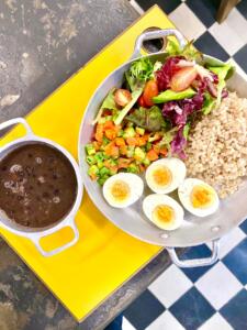 Arroz integral, feijão preto orgânico, OVO cozido, cenoura e abobrinha salteados mini saladinha de folhas e tomatinho cereja